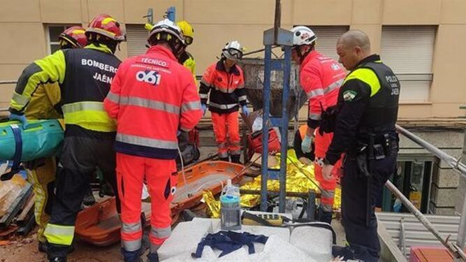 Bomberos, policías y técnicos del 061 evacúan a un trabajador herido en una obra de Jaén en diciembre de 2023.