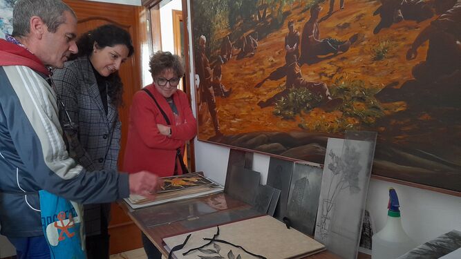 Visita de la delegada Ana Mata al artesano Eduardo Fermín Estival.