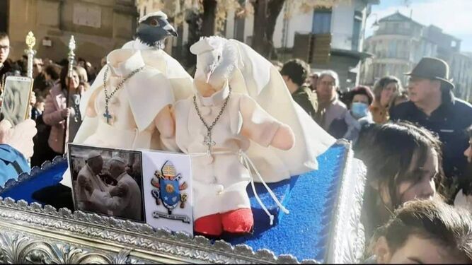 Pacma exige "la cancelación inmediata" de la procesión de palomos disfrazados en Alcalá la Real.