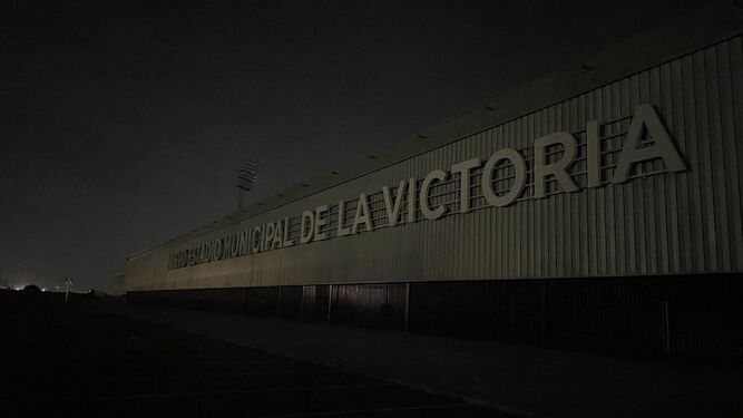 Imagen de la entrada principal del estadio municipal La Victoria a oscuras.