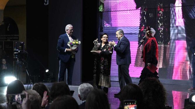 María del Monte recibe el premio del vicepresidente de la Cámara de Comercio, Industria y Servicios de Andújar, Javier Camello y el primer teniente de alcalde, Manuel Fernández