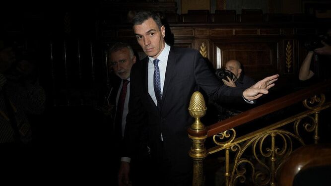 Pedro Sánchez abandona el Congreso de los Diputados en la última sesión.