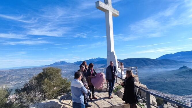 Grupo de turistas en la cruz del castillo de Santa Catalina de Jaén.