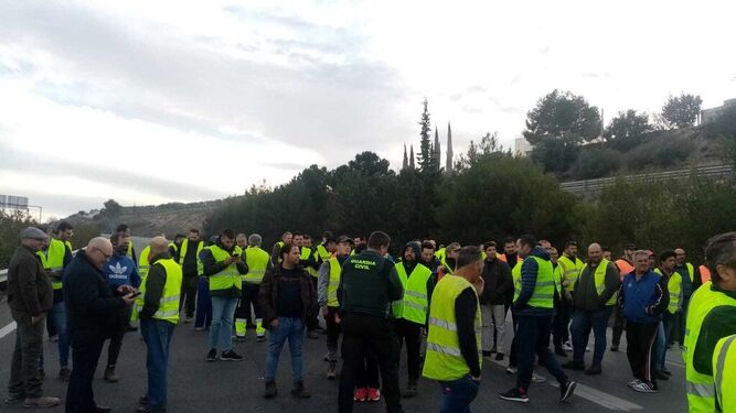 Cortes de tráfico de los agricultores en los accesos a Andalucía, cerca de Despeñaperros