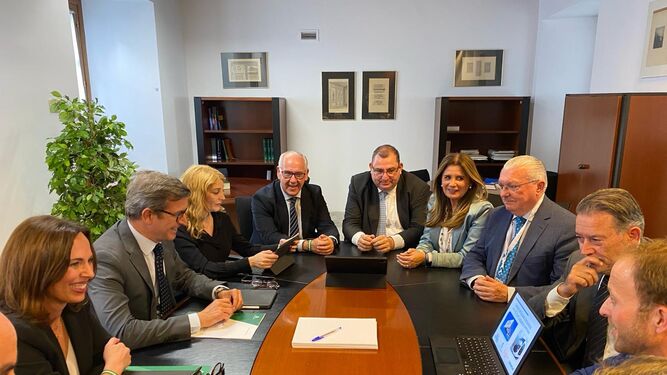 Reunión de la alcaldesa de Linares con los consejeros de Industria y Fomento .