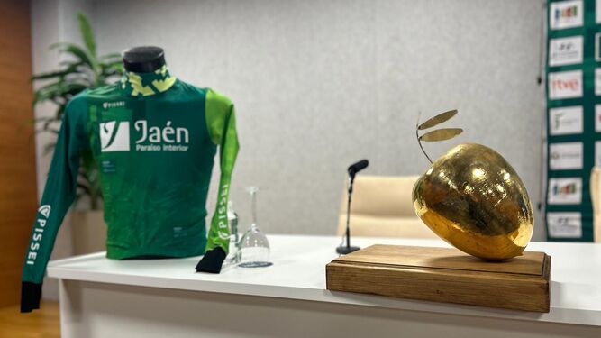El trofeo y maillot conmemorativo para el campeón de la Clásica Jaén Paraíso Interior.