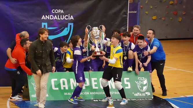 La selección de Jaén levanta el título de campeón.