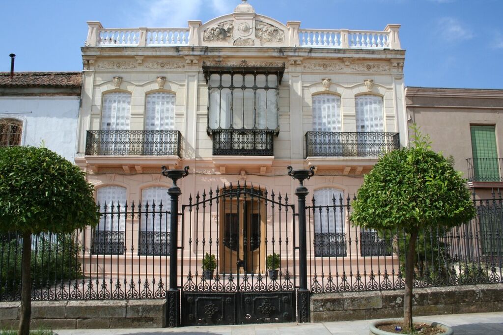 En su patrimonio art&iacute;stico destaca el Palacio del Intendente Olavide, de estilo barroco.