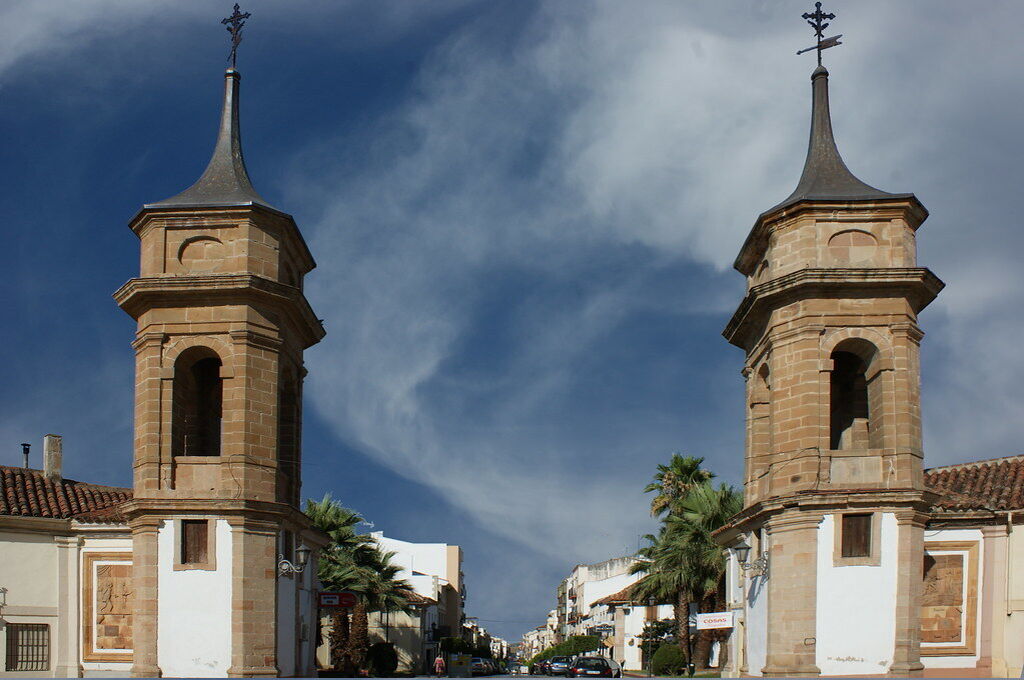 Las Torres de la Aduana, de estilo neocl&aacute;sico y airosa arquitectura flanquean la principal entrada a la ciudad viniendo de Madrid.