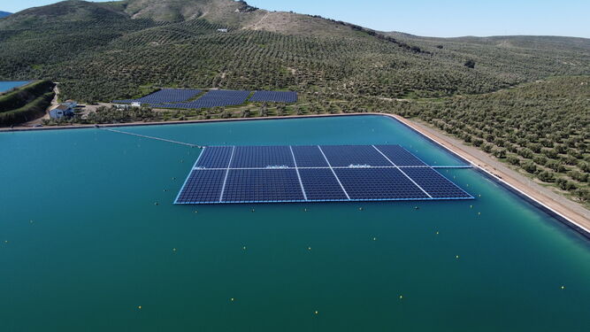 Inauguran una planta fotovoltaica flotante más grande que un campo de fútbol en el Cortijo Conde de Guadiana de Úbeda