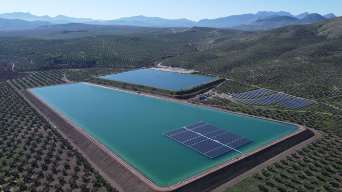 Inauguran una planta fotovoltaica flotante más grande que un campo de fútbol en el Cortijo Conde de Guadiana de Úbeda