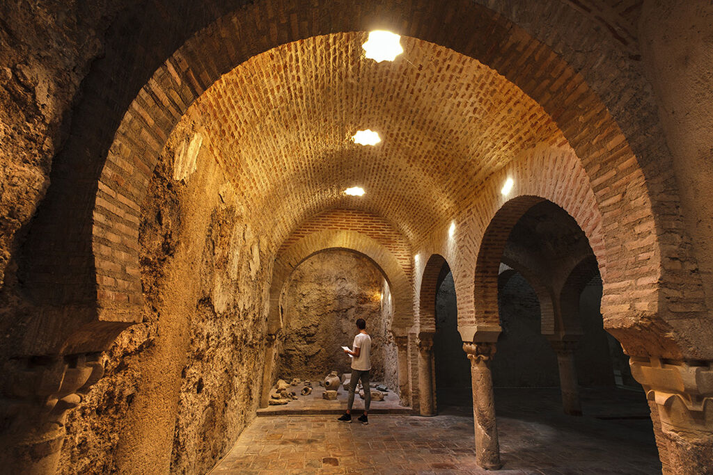 Construidos en el siglo XI, los Ba&ntilde;os &Aacute;rabes est&aacute;n ubicados en los s&oacute;tanos del Palacio de Villardompardo.