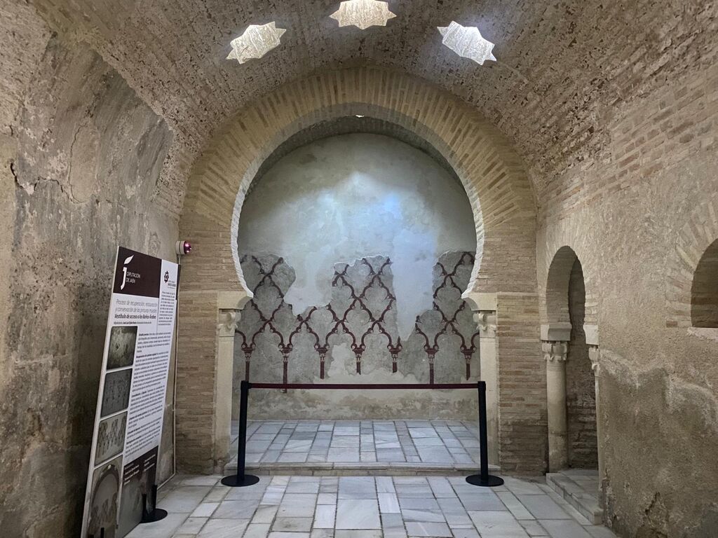 A juzgar por los restos de decoraci&oacute;n almohade que se conservan en algunas de sus Salas, debieron de ser restaurados hacia finales del siglo XII.