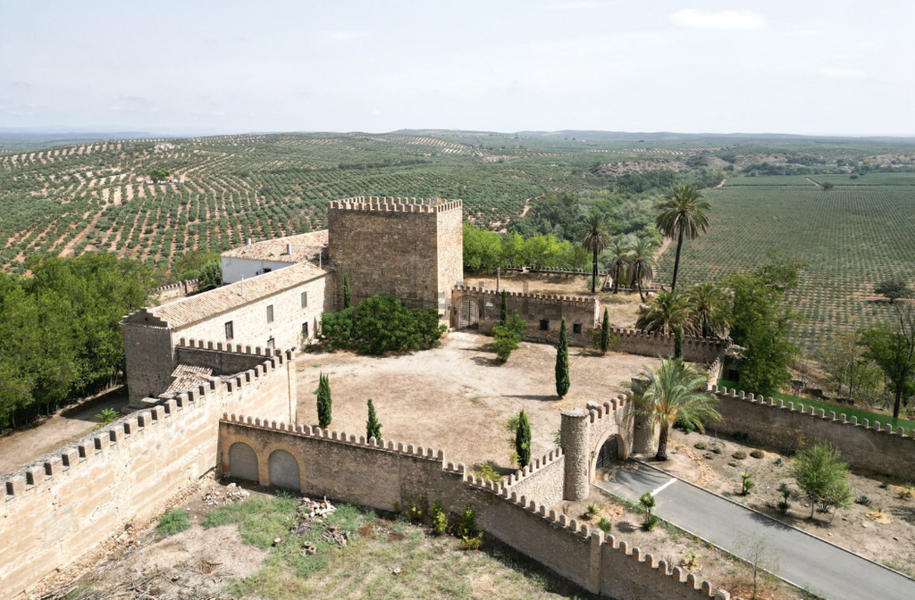 Castillo de Espeluy por 1.496.000 euros.