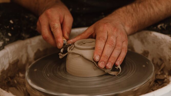 Crea tu propia tetera en cerámica con la oferta formativa de Rakú.