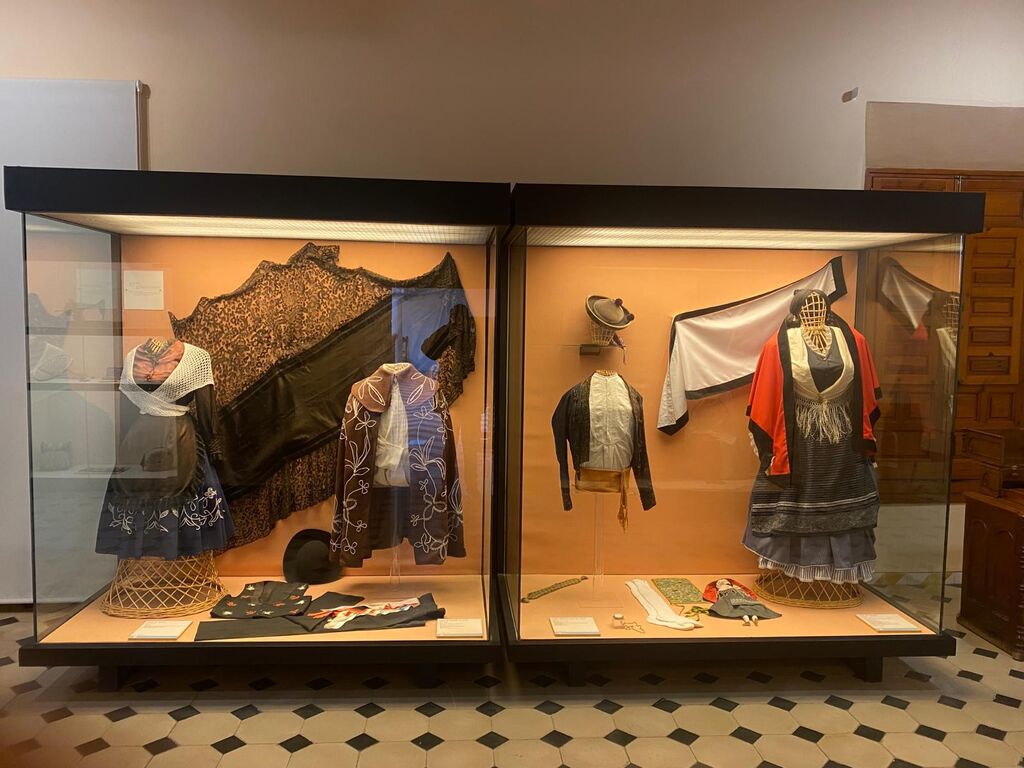En algunas de las vitrinas encontrar&aacute;s los trajes tradicionales de Ja&eacute;n, como el Pastira y Chirri.