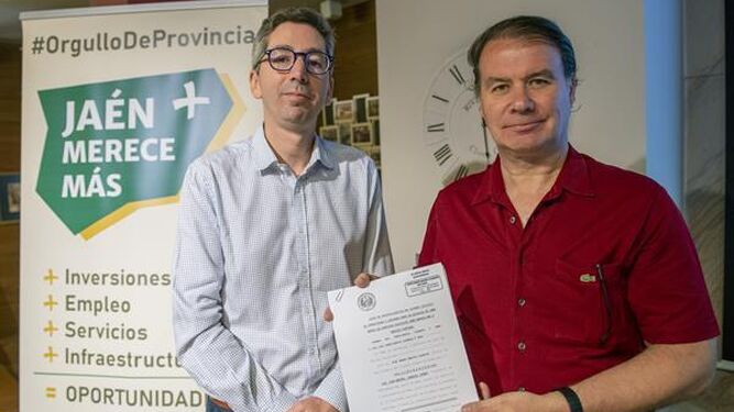 Juan Manuel Camacho y Manuel Carlos Vallejo, con el famoso acuerdo notarial.