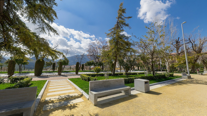 Uno de los parques más significativos de Jaén es el Parque de la Alameda de Capuchinos o de Adolfo Suárez.