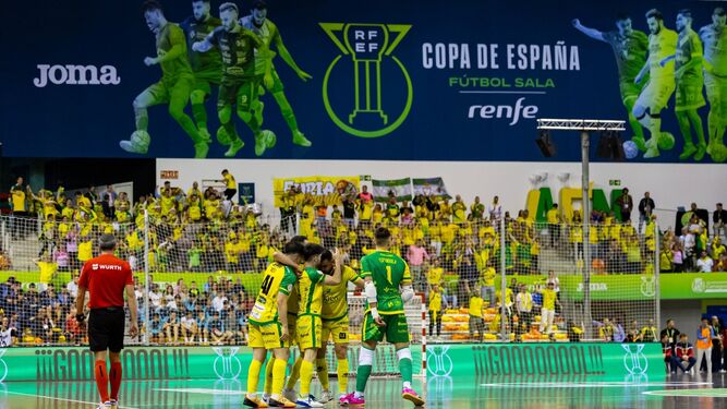 Los jugadores del Jaén Paraíso Interior FS celebran el primer gol.