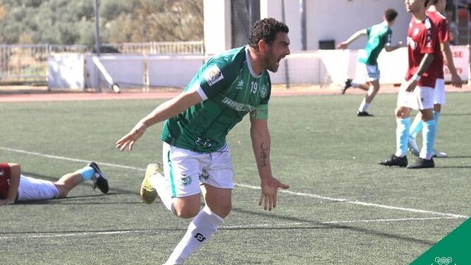 Miguel Ruiz celebra un gol en el derbi ante el CD Úbeda Rapids.