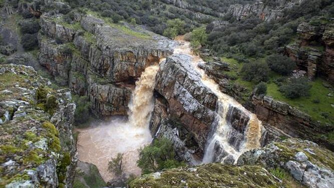 Imagen de la cascada de La Cimbarra (que forma un encajonamiento del río Guarrizas dando lugar a una sucesión de cascadas), en Aldeaquemada.