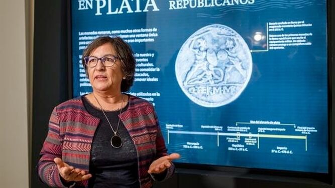 La directora del Museo Íbero, Concepción Choclán, durante la presentación de la exposición sobre denarios republicanos de época romana.