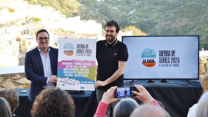 El alcalde de Torres, Roberto Moreno, y el director del festival, Pedro Rojas, durante la presentación ante el pueblo de Torres.