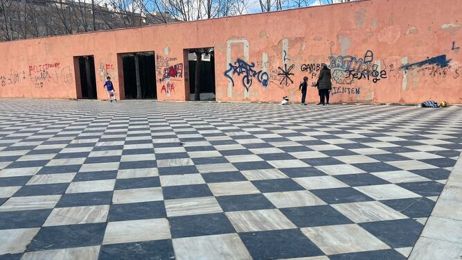 El objetivo es dar vida a los murales vandalizados del parque jiennense con esta creación colectiva.lvira con 'Pinta Jaén'