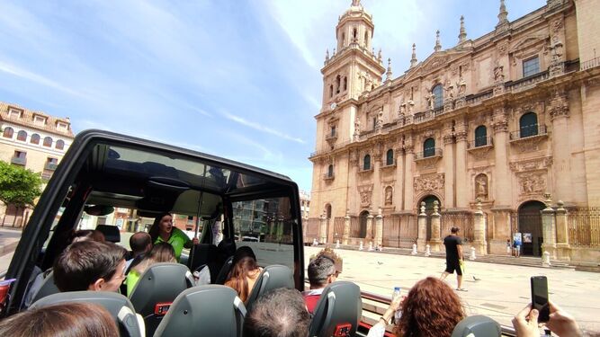 El gastrobus turístico recorrerá Jaén de jueves a domingo.