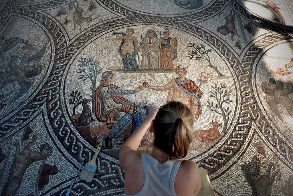 El Mosaico de los Amores de la ciudad iberorromana de C&aacute;stulo durante labores de limpieza y restauraci&oacute;n.