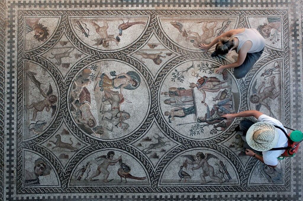 Vista completa del mosaico romano denominado 'De los Amores', en C&aacute;stulo.