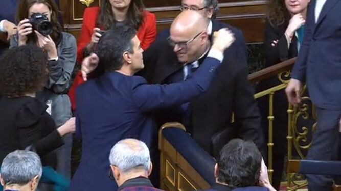 Abrazo entre Pedro Sánchez y el subdelegado del Gobierno en Jaén, Manuel Fernández.