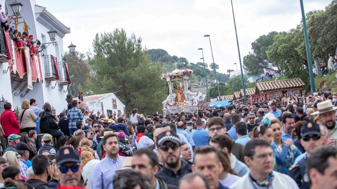 La Morenita durante su procesión por los alrededores del santuario en la romería de 2022.