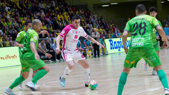 Mati Rosa, rodeado de jugadores del Mallorca Palma Futsal en la primera vuelta.