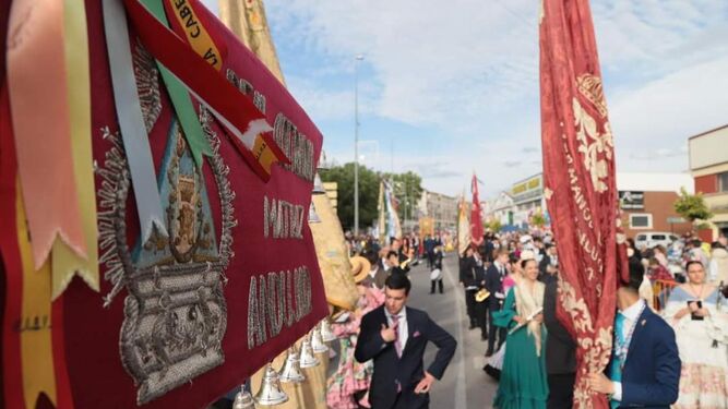 Desfile de banderas durante el viernes de romería.