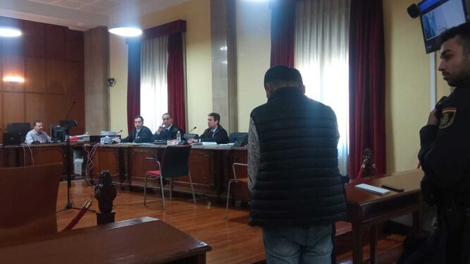 El acusado llegando a la sala de la Audiencia Provincial de Jaén.