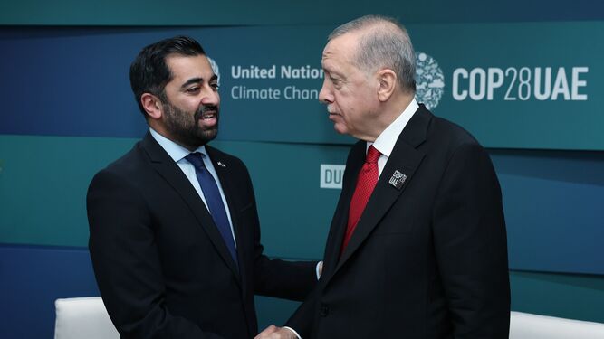 Humza Yousaf, a la izquierda, junto al presidente turco, Recep Tayyip Erdogan, el pasado diciembre.